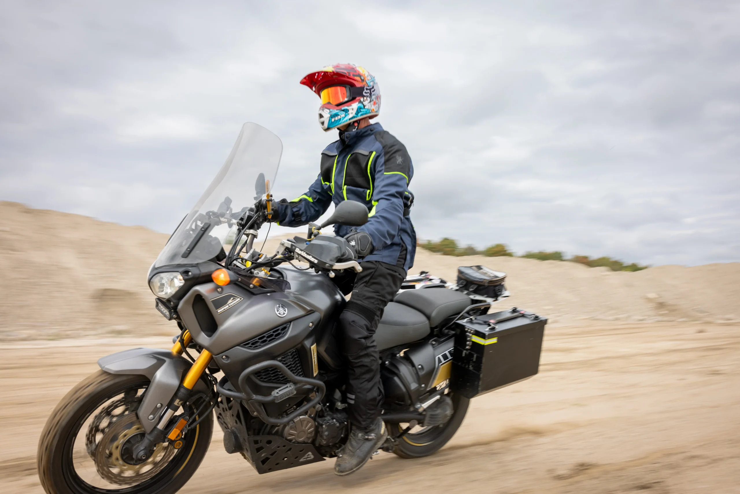 conducteur dans le desert complètement habillé d'équipement de protection