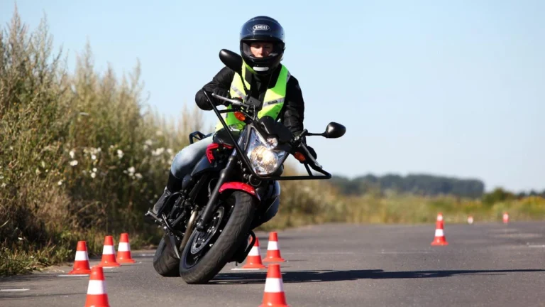 eleve en apprentissage de moto entre des cônes