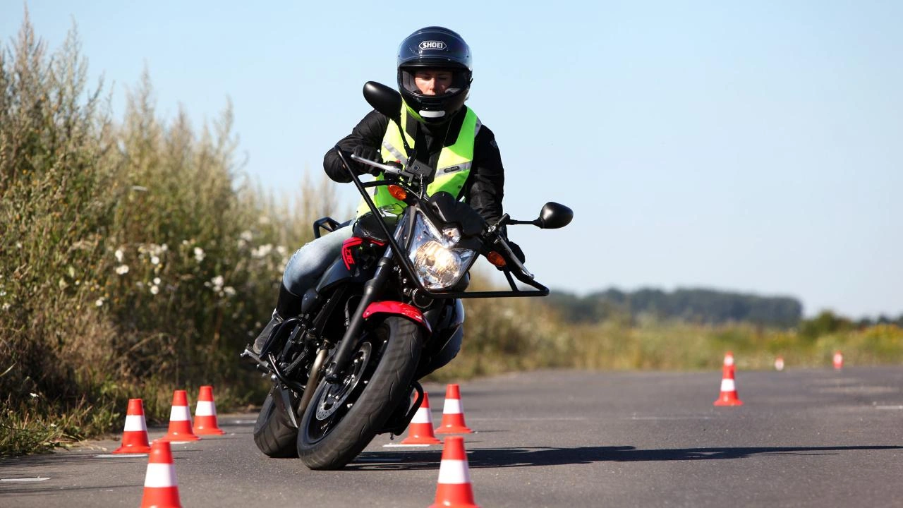 eleve en apprentissage de moto entre des cônes