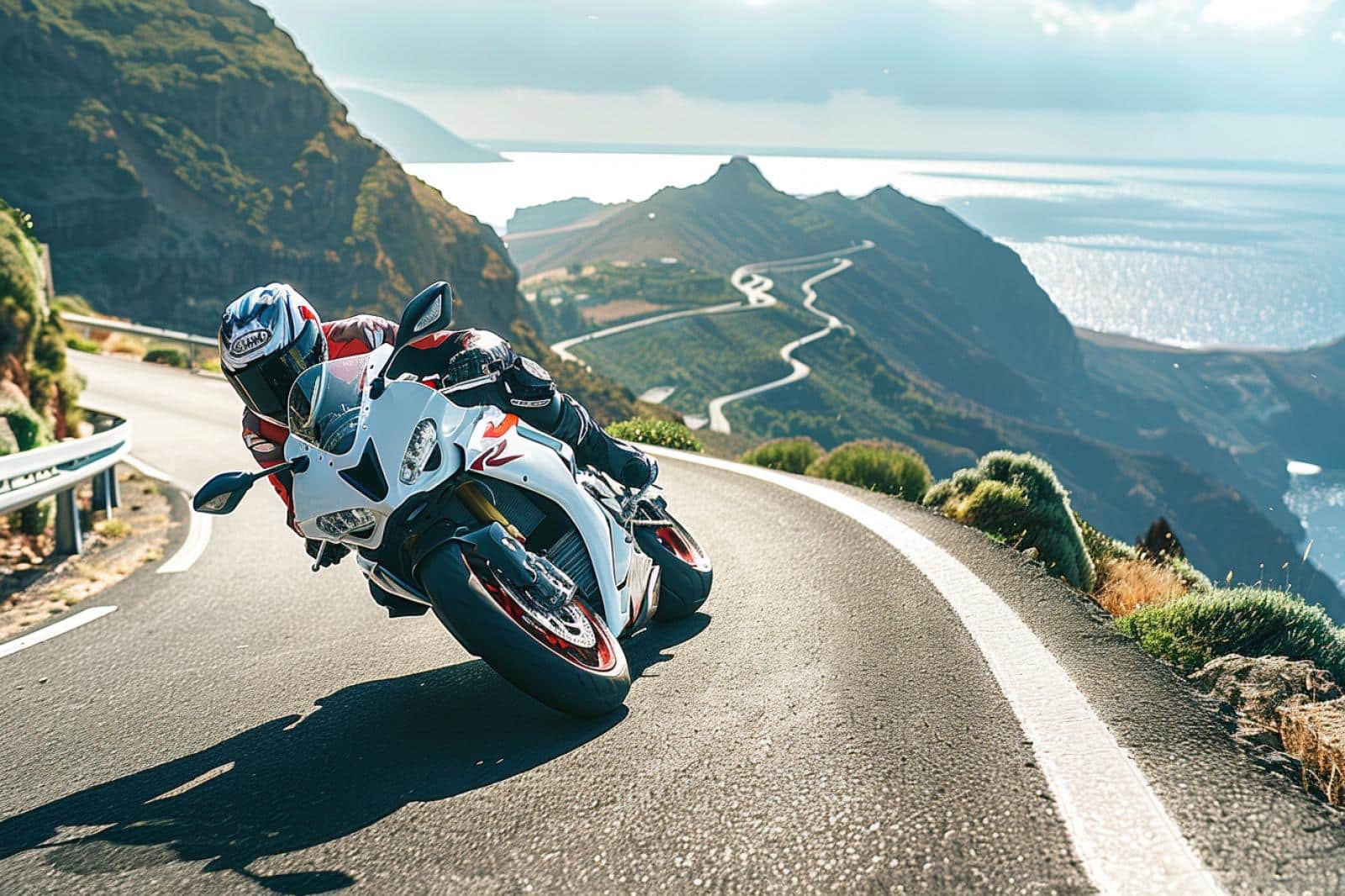 virage à moto avec paysage de falaise en arrière plan