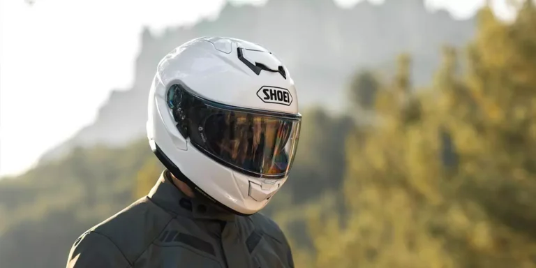 casque de moto blanc avec paysage en arrière plan